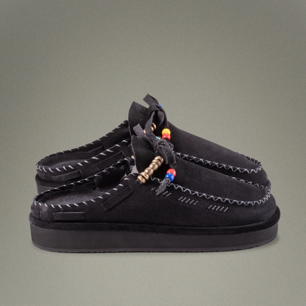 NWOT CALEB PARIS EMBROIDERED MULES BLACK